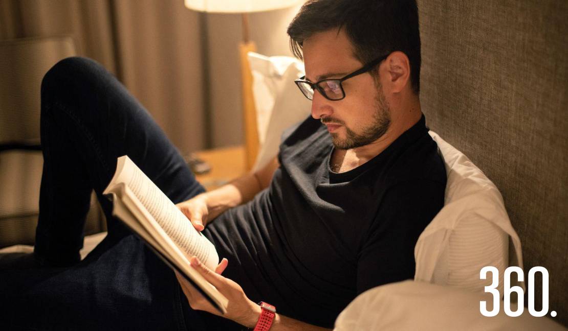 Leer también es cambiar de lugar: mirar lo mismo desde otro ángulo hasta que cobre sentido.