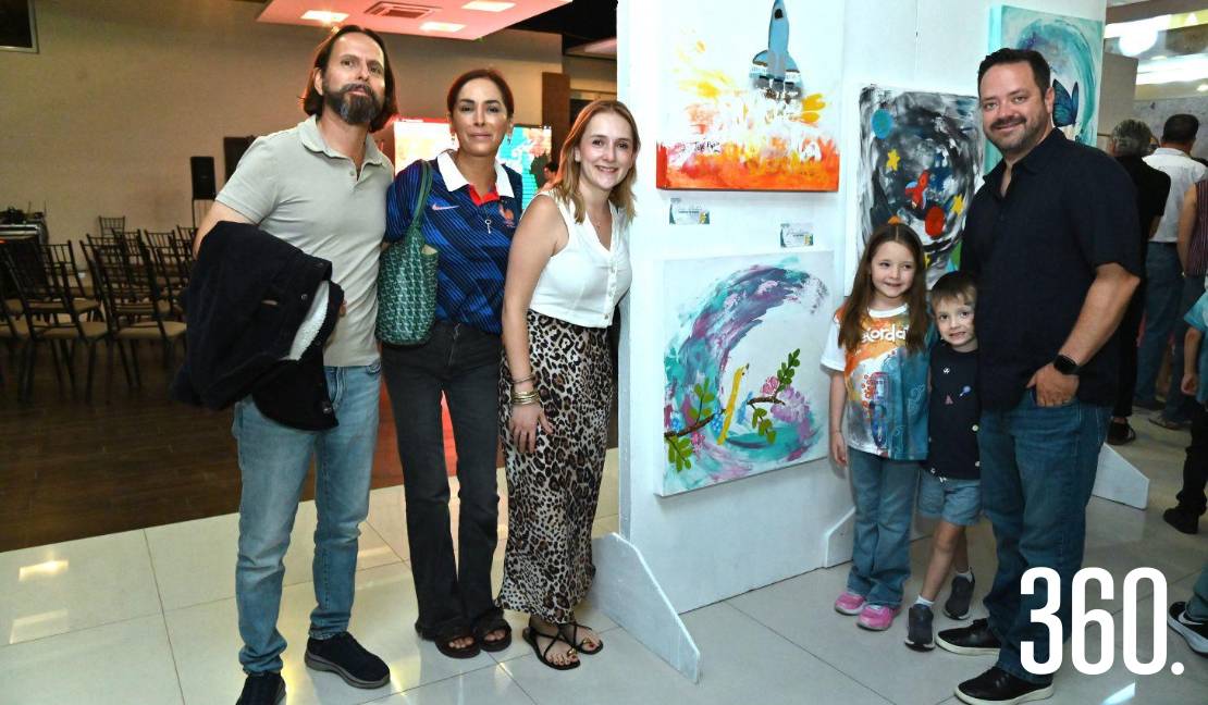 Ricardo Moreno, Mónica y Cynthia Robles, Paulina, Lucas y Héctor de León.