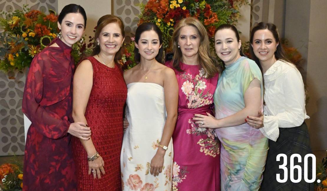 Lili acompañada de las organizadoras, Mariana Garza, Liliana de la Peña, Elma Arizpe, Elma Dávila y Daniela Arsuaga.
