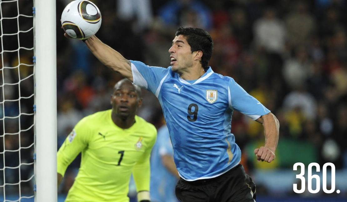 Luis Suárez celebra el pase de Uruguay a semifinales en Sudáfrica 2010, una clasificación tan memorable como controvertida.