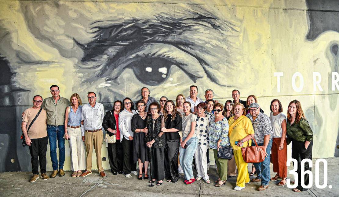 Familiares y asistentes a la inauguración del mural.