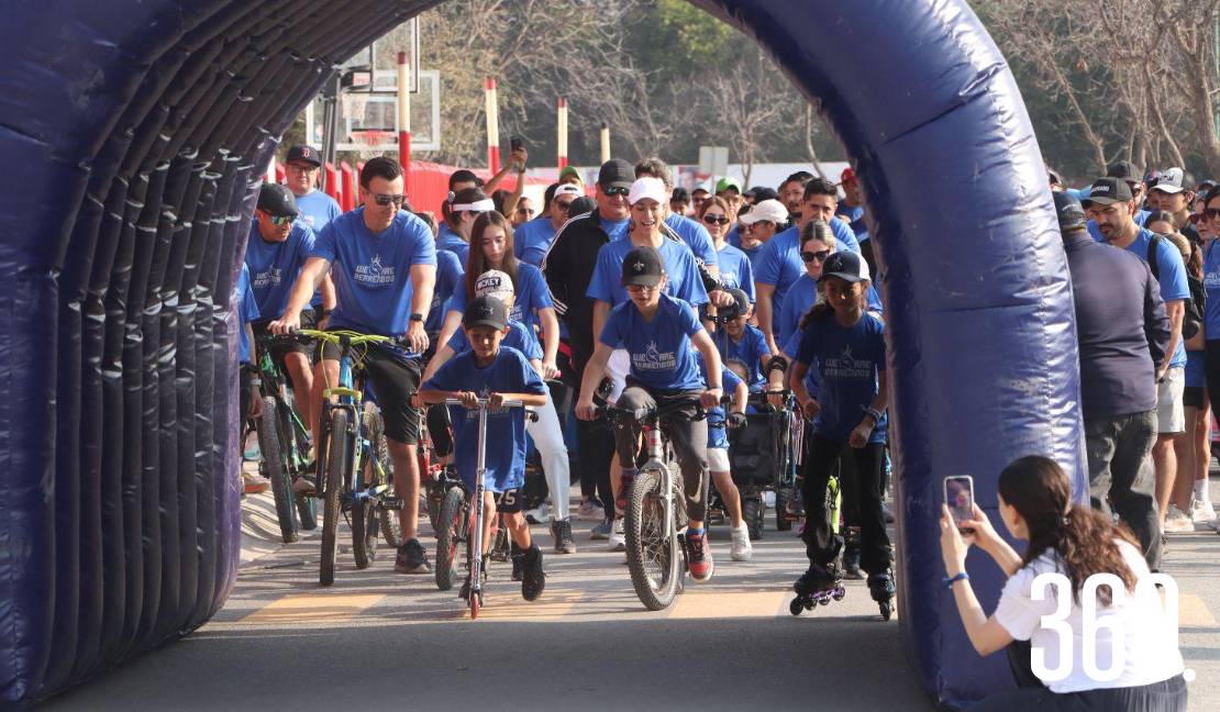 Las familias participantes emocionadas al iniciar la carrera.