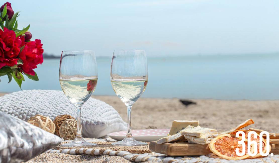 Un vino bien elegido puede transformar cualquier comida de vacaciones, desde un ceviche frente al mar hasta una carne asada en familia.