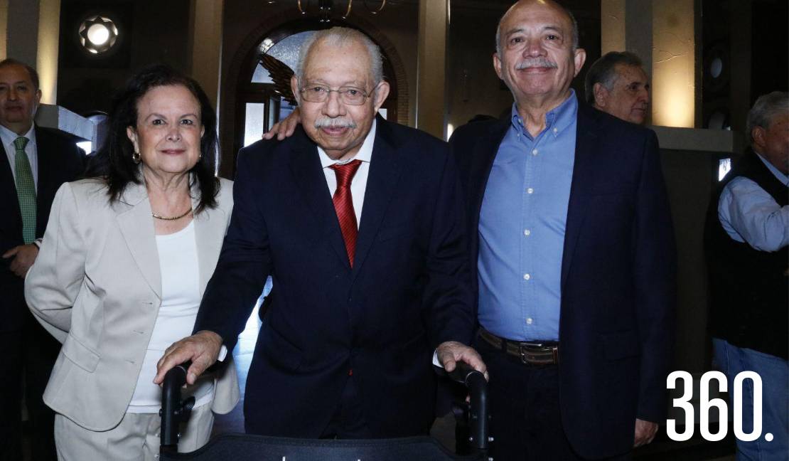 Oscar Pimentel Alvarado ganador del Buitre de Oro acompañado por Tere Morado y Oscar Pimentel González.