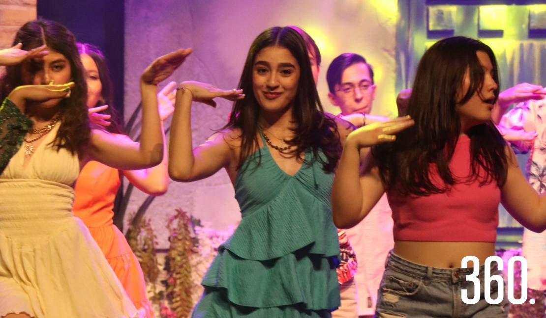 Actrices interpretan una de las escenas del musical.