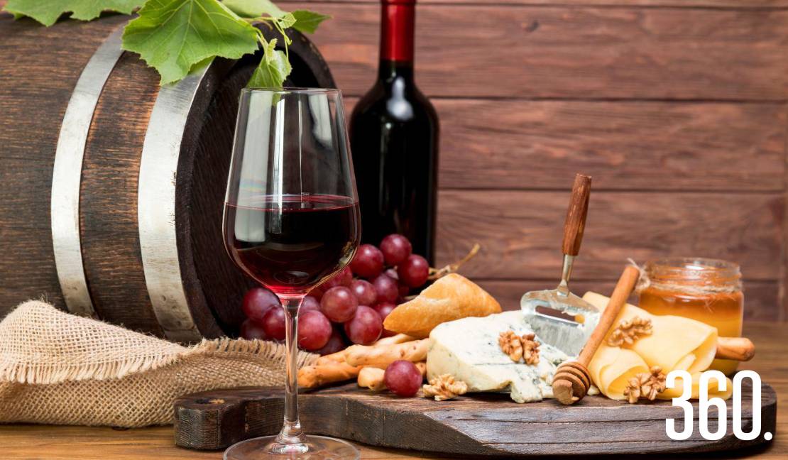 El queso y el vino forman una de las combinaciones más apreciadas de la gastronomía, capaz de realzar aromas, texturas y sabores.