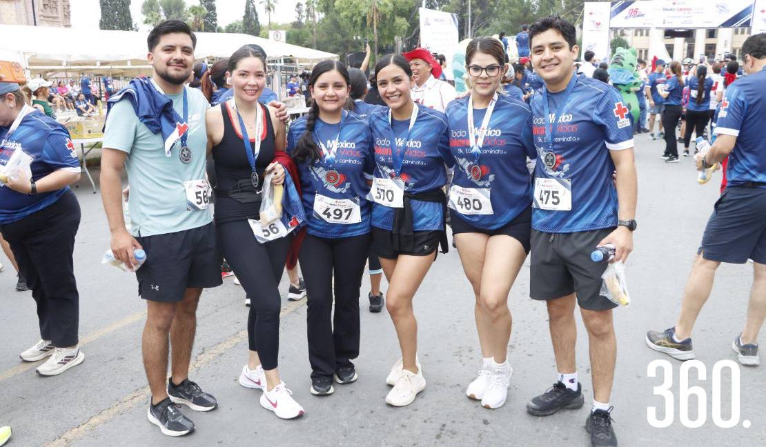 Ernesto Salazar, Magda Vallejo, Karina y Fernanda Salazar, Fernanda Medina y Ricardo Salazar.