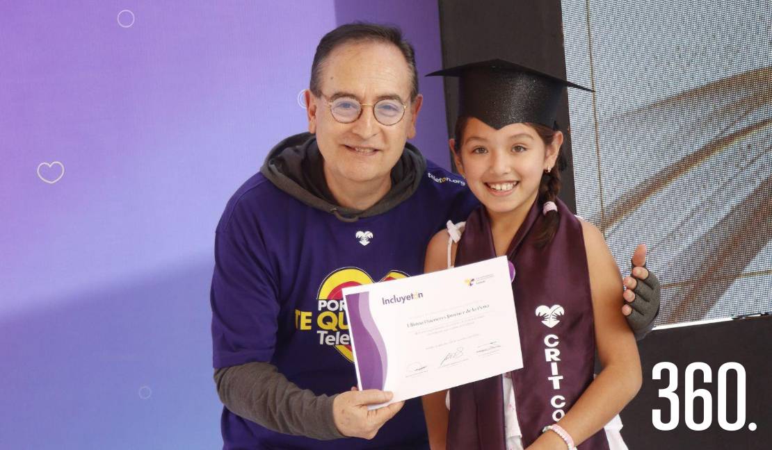 Dr. Raúl Díaz, director médico del CRIT Coahuila, entregó a Elliana Jiménez su diploma.