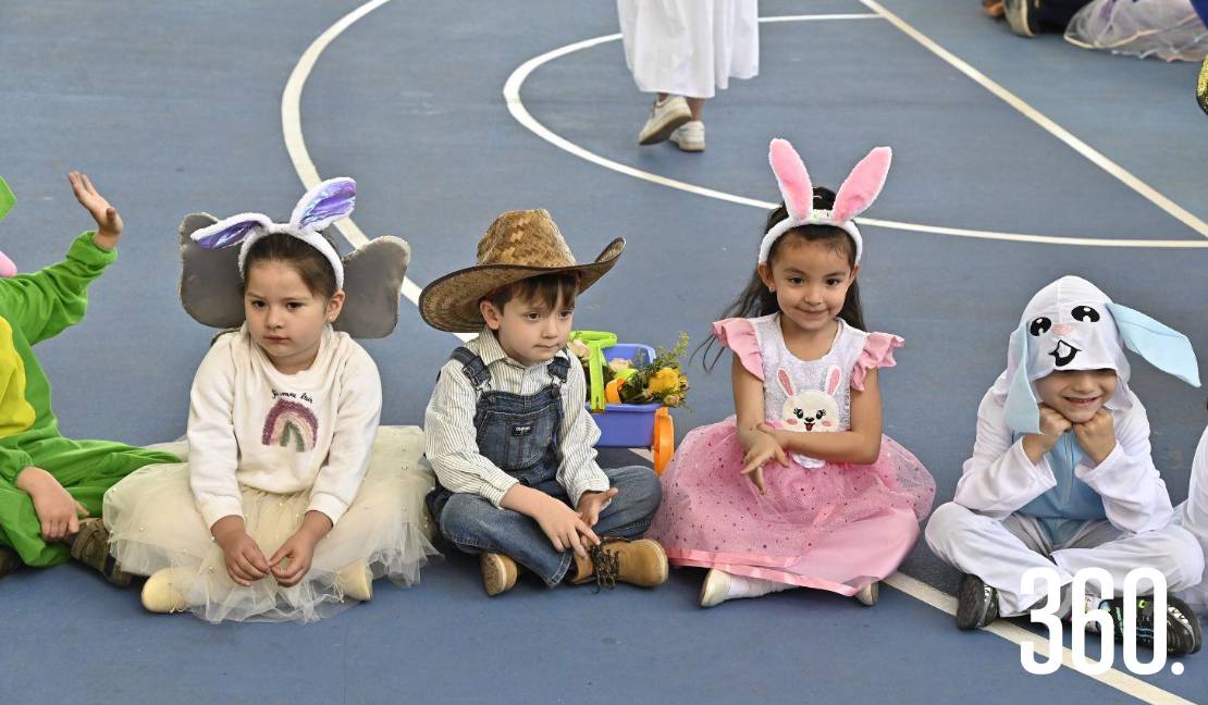 Dos niñas desfilaron junto a sus compañeros, llenando de ternura la primavera.
