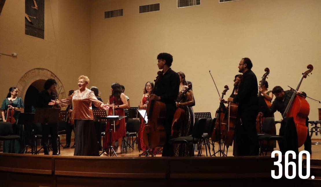 Natalia Riazanova, durante el concierto “Duelo y Resplandor”, con la agrupación al fondo en el Museo de las Aves de México.