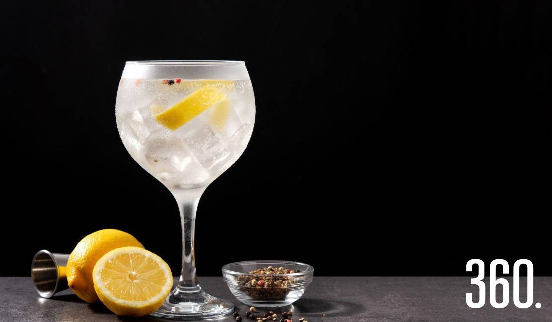 El gin-tonic combina ginebra, agua tónica y botánicos en una bebida refrescante para disfrutar durante los días de calor.