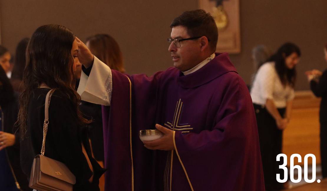 El sacerdote impuso la ceniza a los fieles, marcando el inicio del tiempo de Cuaresma.