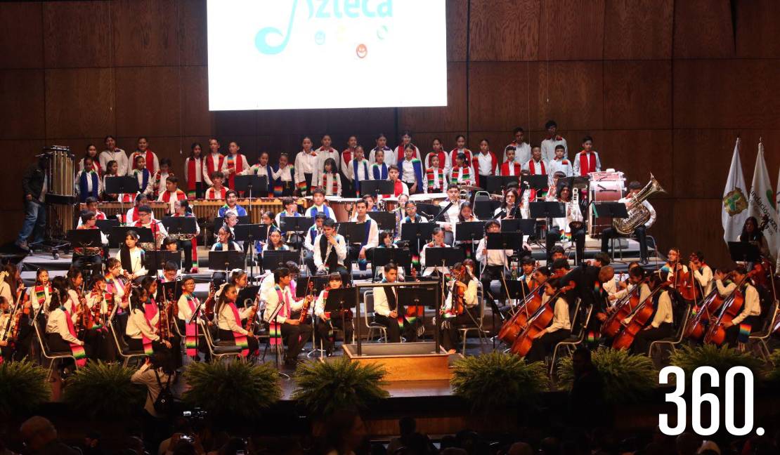 Integrantes de la Orquesta y Coro Esperanza Azteca DIF Coahuila durante su debut en el Teatro de la Ciudad.
