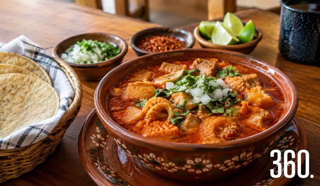 EL TECU conserva el sabor de la cocina casera y las recetas tradicionales del norte, con el menudo rojo como uno de sus platillos más destacados.
