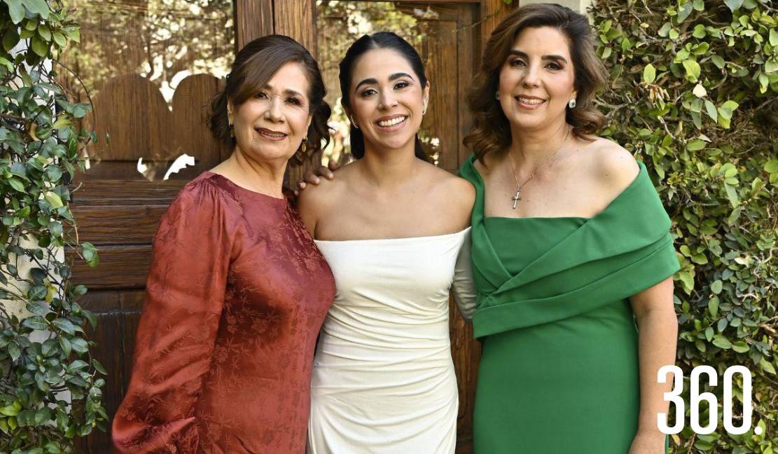 Karina junto a su mamá, Marti Sandoval, y su futura suegra, Adriana Vargas.