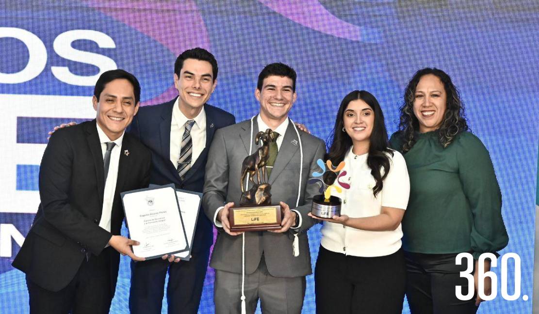 David Reyna, Adrián González, director general; Eugenio Álvarez Flores, ganador del Borrego de Oro; Dulce Medellín y Yessica Fuentes.