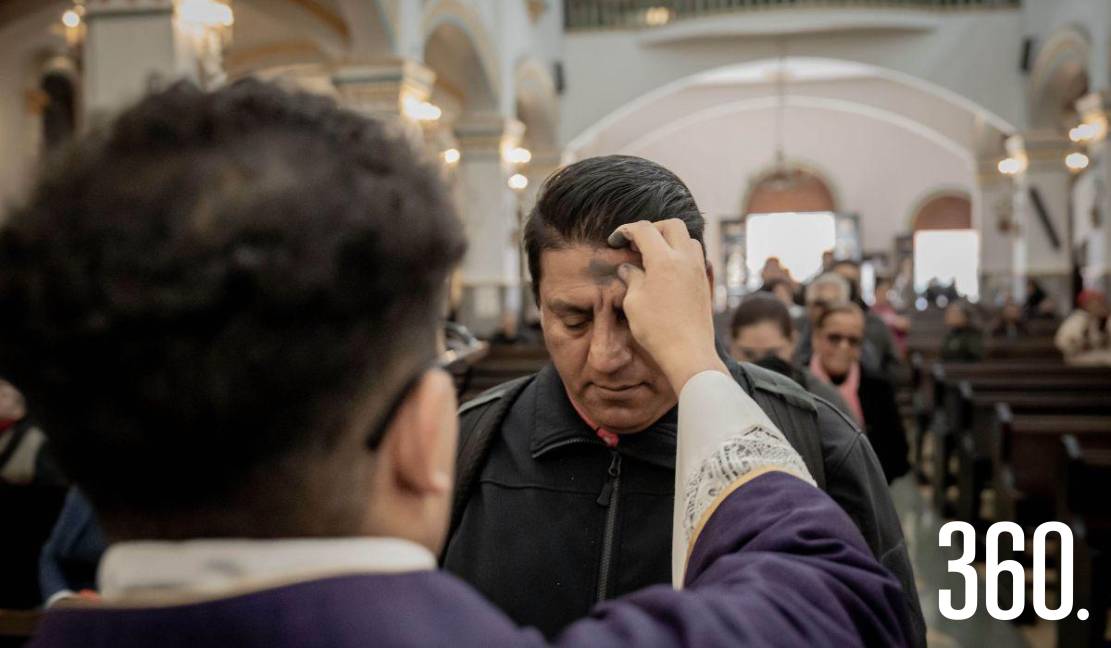 Miércoles de Ceniza: Fieles reciben la ceniza como signo de reflexión y renovación interior.