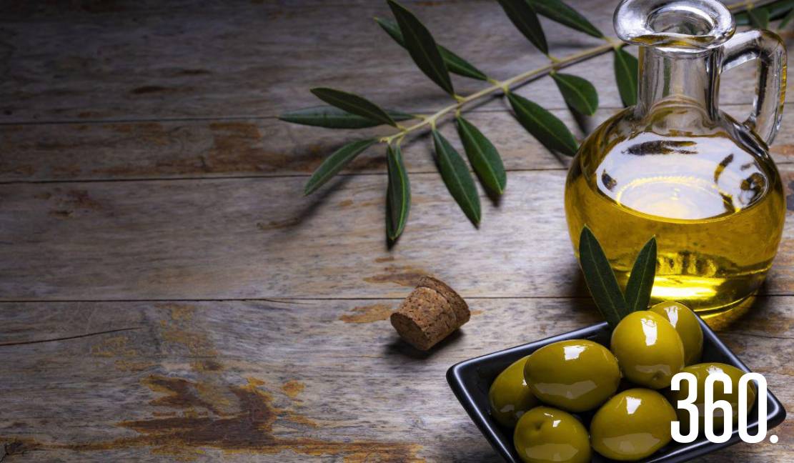 Desde la antigüedad, el aceite de olivo ha sido símbolo de salud, pureza y divinidad: ungüento, perfume, alimento y luz.