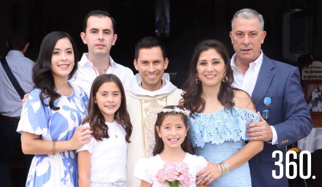 Isabella con sus papás, Berenice Riojas y Rodrigo Lara, sus hermanos Rodrigo, María Fernanda, Mariángela, y el padre Daniel de María.