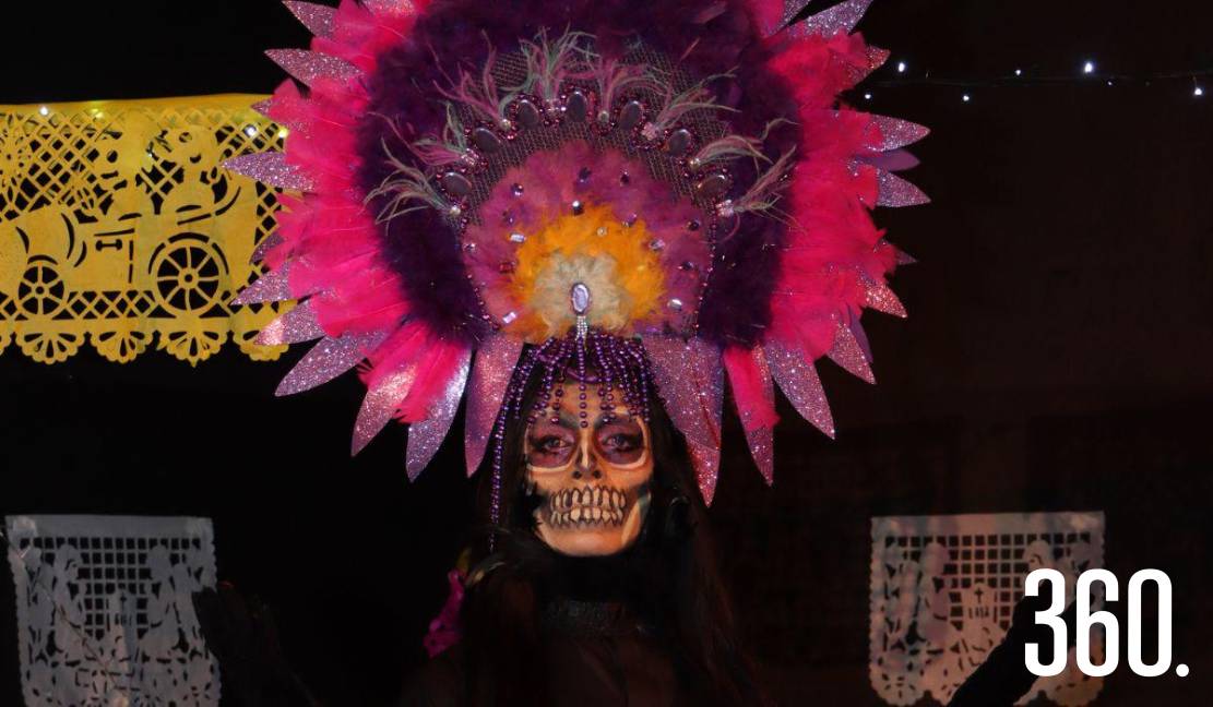 Cada Catrina representa la elegancia de la muerte y la fortaleza de la vida, dos mundos que se abrazan en la tradición mexicana.