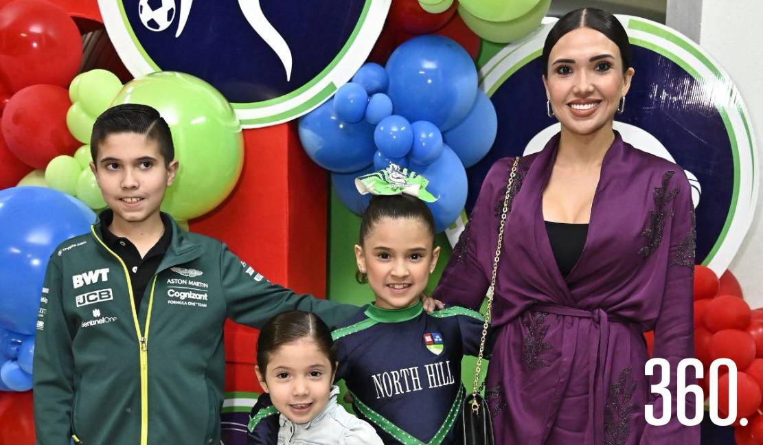 Nadia Perales con sus hijos, Chava, Carlosta y Nadia de las Fuentes