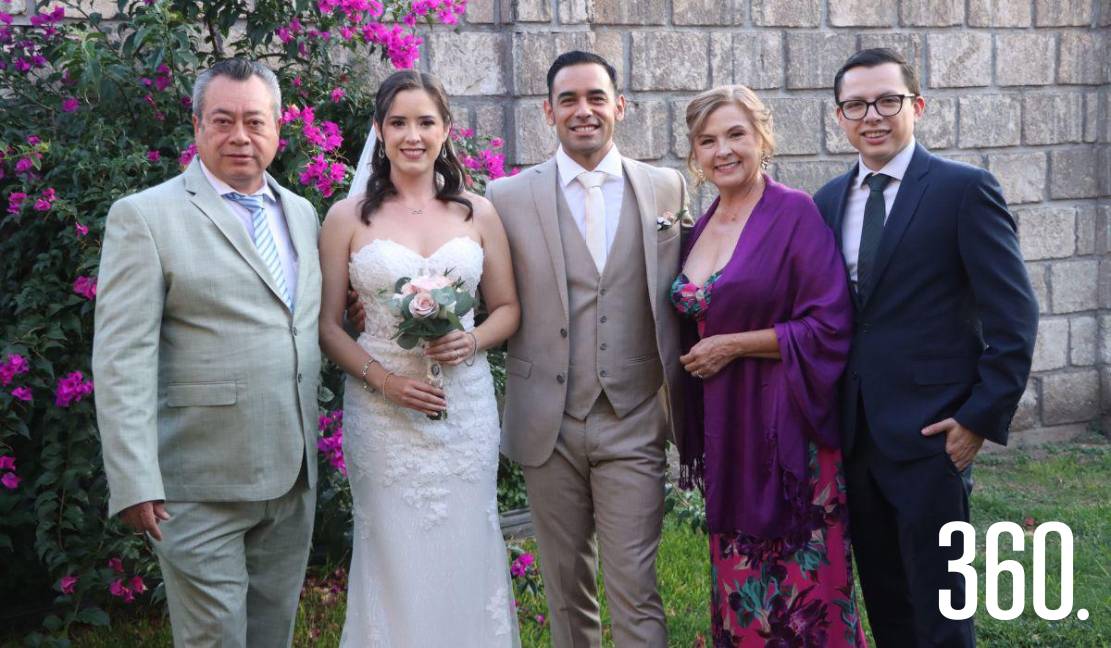 Los novios con Marco Saucedo, Beatriz Rodríguez y Marco Saucedo, familia de Karina.