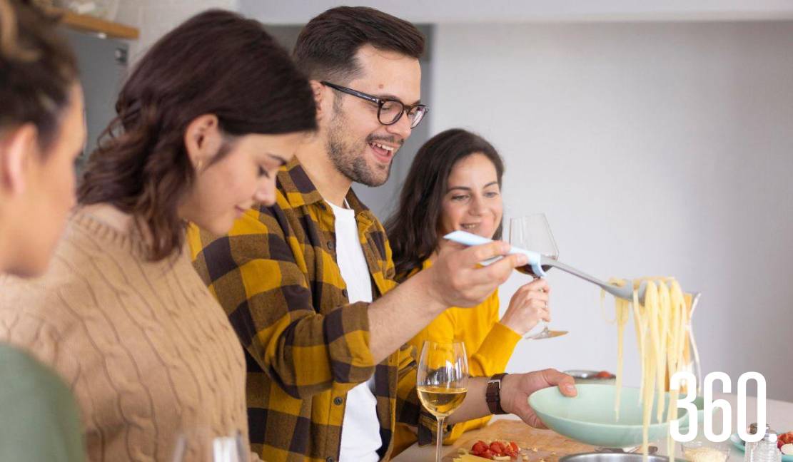 Cenar juntos, abrazarse, agradecer: pequeños rituales que construyen grandes lazos familiares.