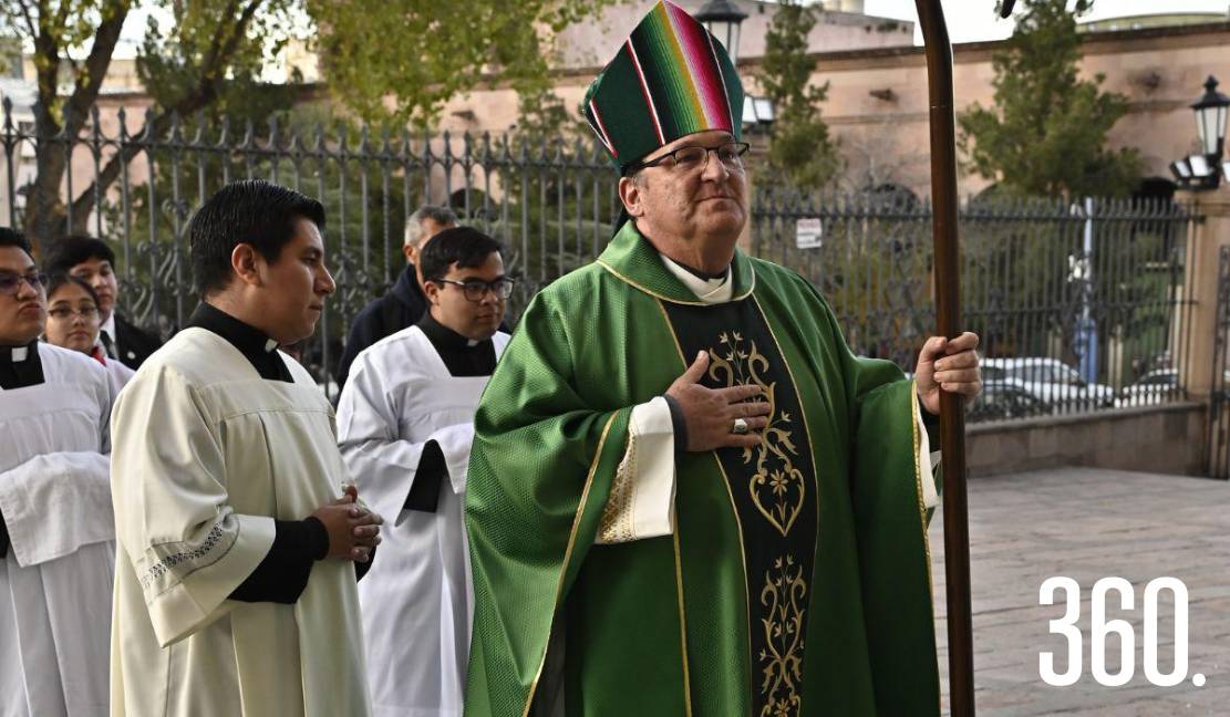 El obispo Hilario González García a su llegada a la misa solemne.