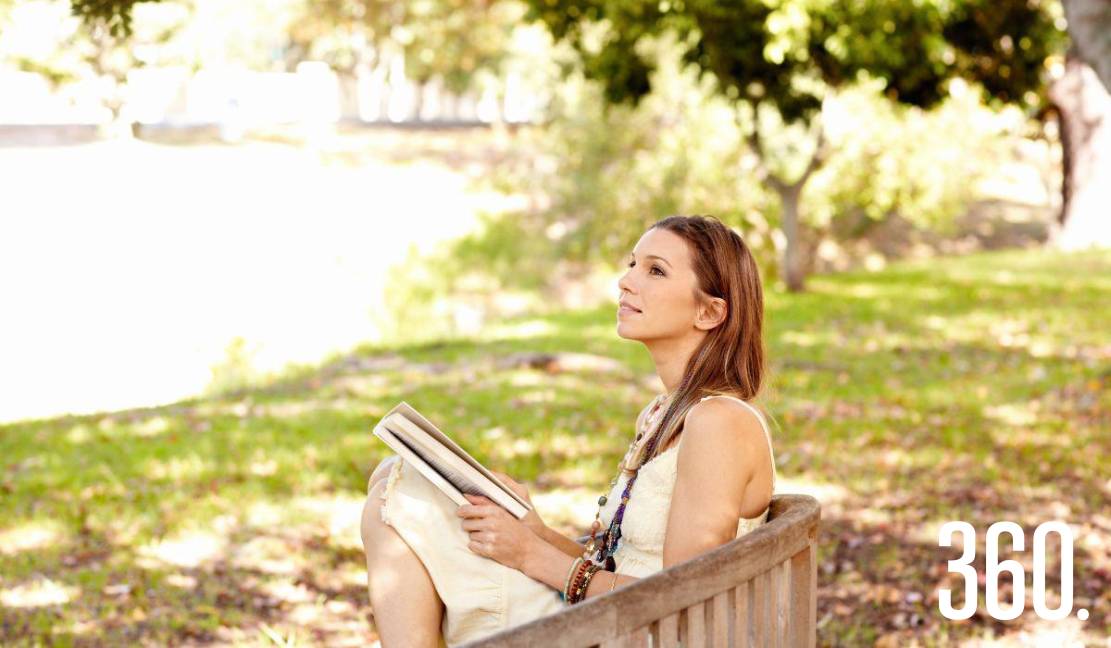 Entre hojas y luz suave, regalarte una pausa también es una forma de cuidarte.