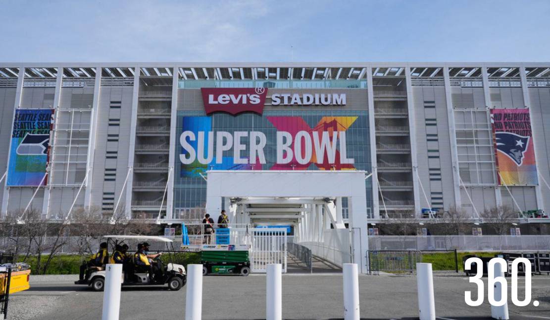 Trabajadores preparan el Levi’s Stadium para el Super Bowl LX entre los Seattle Seahawks y los New England Patriots, en Santa Clara, California.