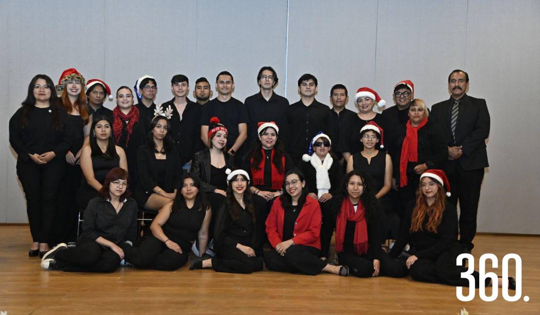 El maestro Óscar Álvarez dirige al Coro de la Escuela de Música de la UAdeC, un grupo que transforma la Navidad en un canto de solidaridad.
