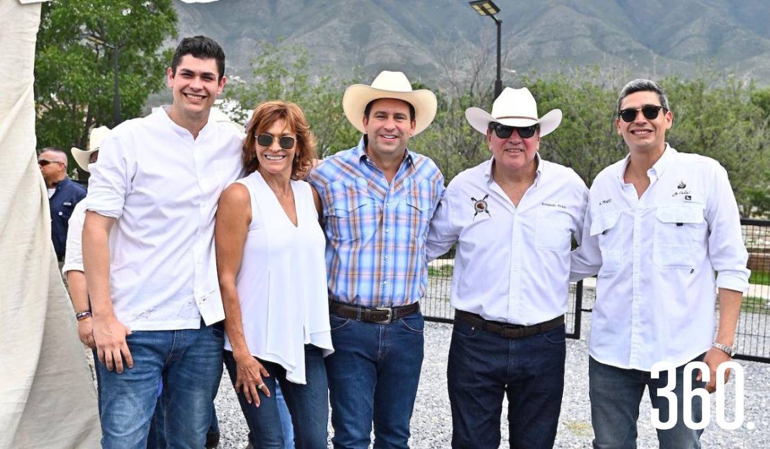 Familia Prado acompañados del alcalde Javier Díaz.