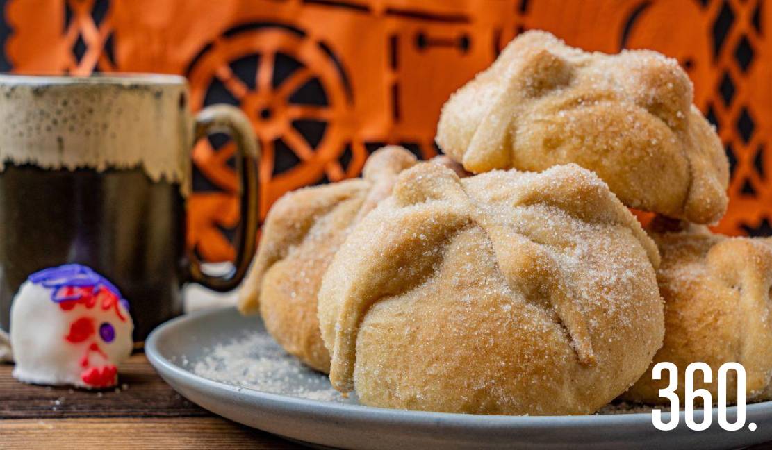 Pan de muerto y chocolate, tradición mexicana que celebra la memoria, el sabor y la alegría de estar vivos.