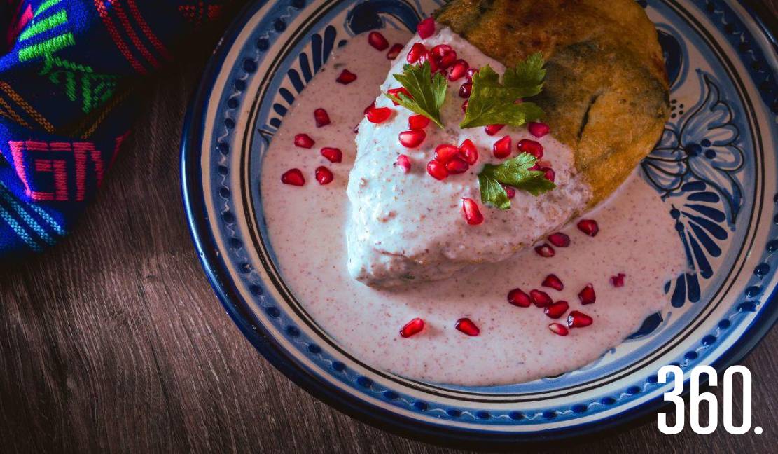 Los chiles en nogada, emblema del mestizaje y la libertad, son un platillo barroco y simbólico que guarda en su sabor historia, mito y nación.