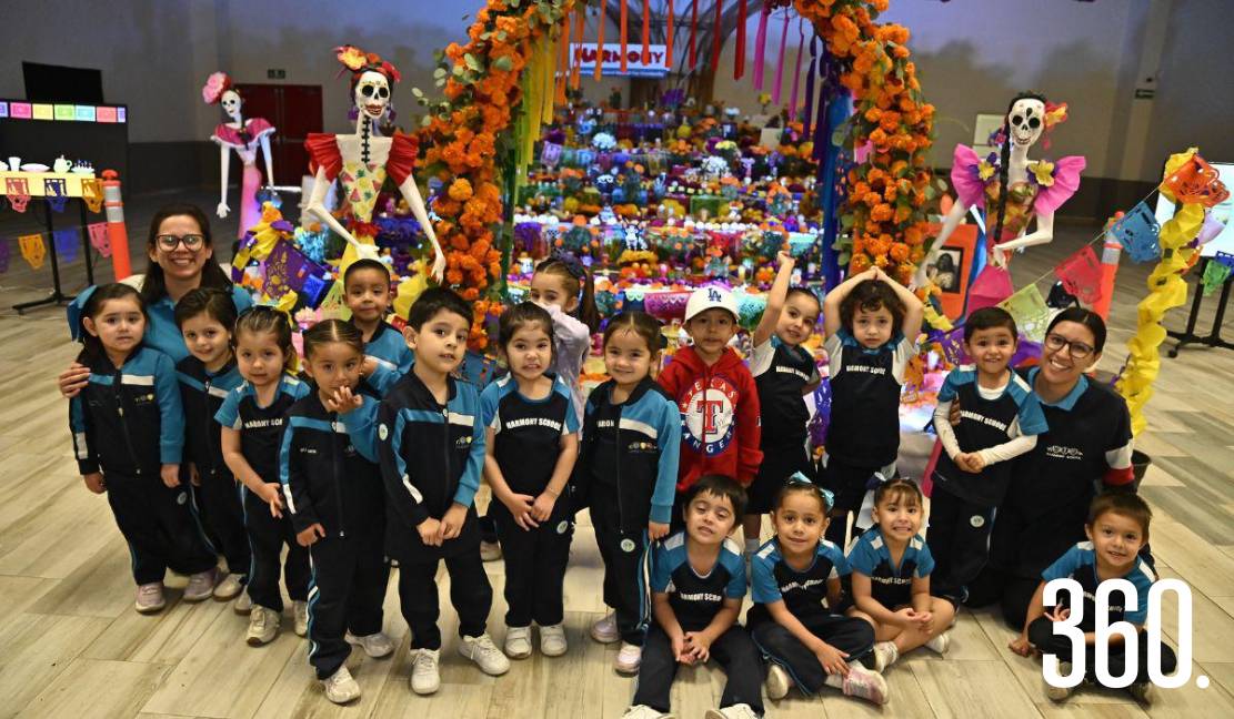 Miss Paola García y María Paula Dávila y su grupo de Kinder 1.