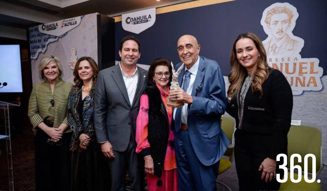 Pedro Torres recibió la Presea Manuel Acuña.