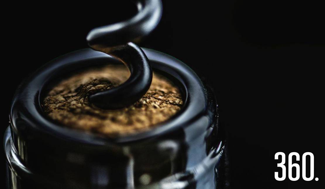 Aunque el corcho natural es sinónimo de tradición y envejecimiento, los tapones sintéticos y las tapas rosca ganan terreno por su practicidad y eficacia en vinos jóvenes.