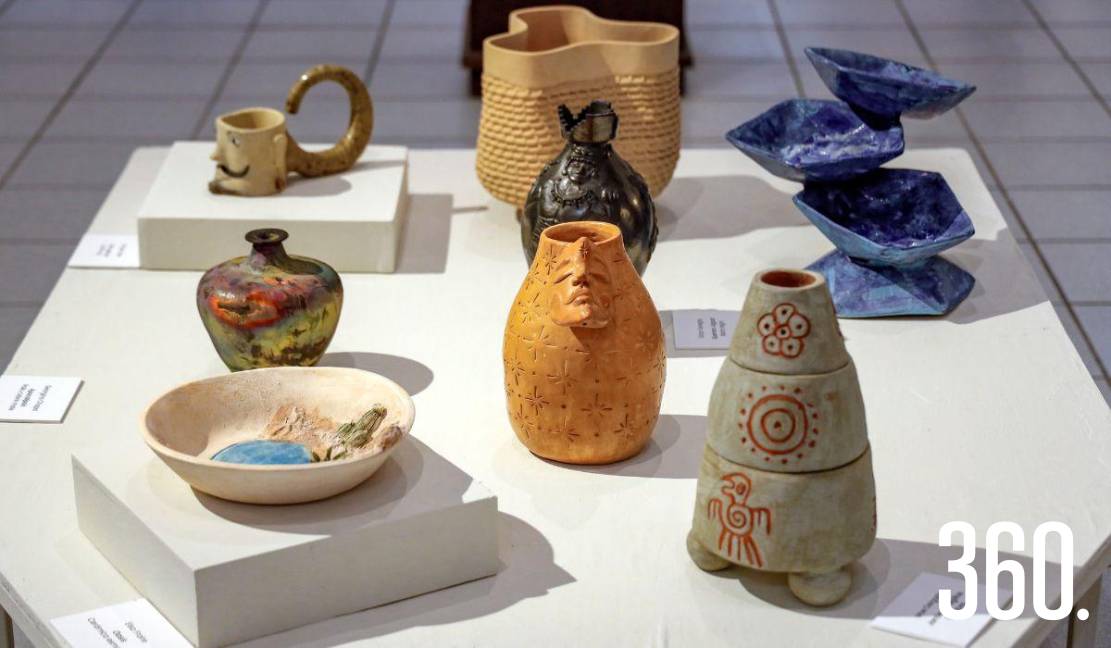 La cerámica explora formas abstractas, hiperrealistas y experimentales.