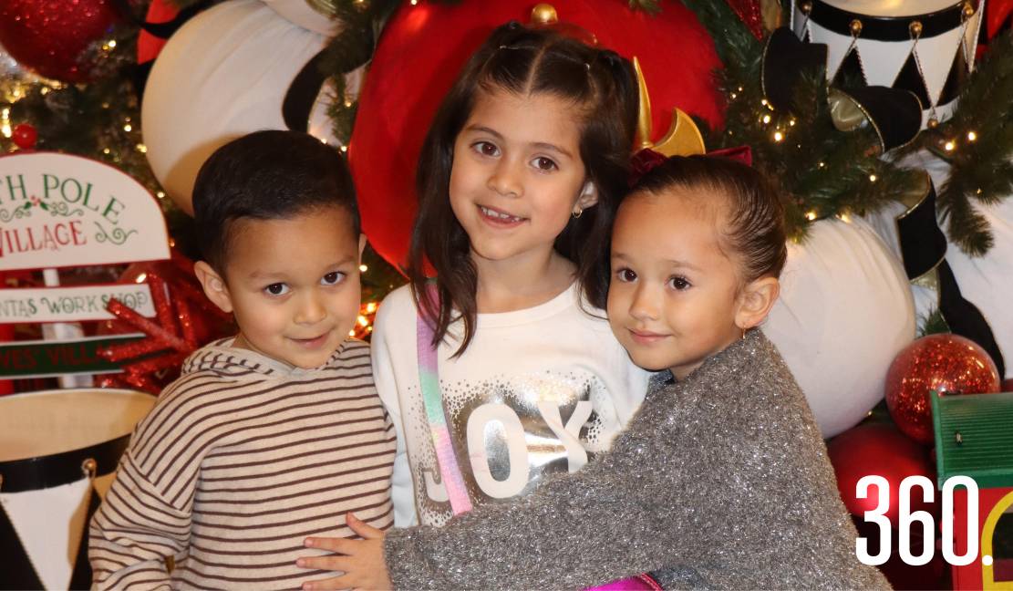 Alejandro y Elena Valdés con Paulina Zúñiga.