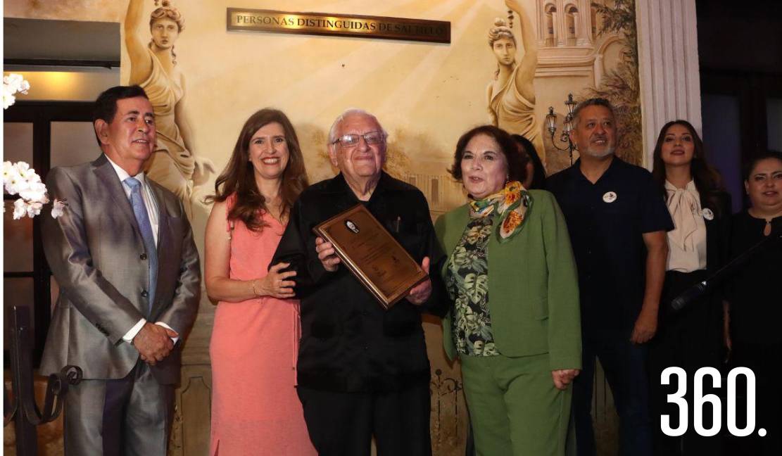 Armando Fuentes Aguirre “Catón”, fue homenajeado por del Hotel Colonial San Miguel en el marco del proyecto “Vive tu Centro”.