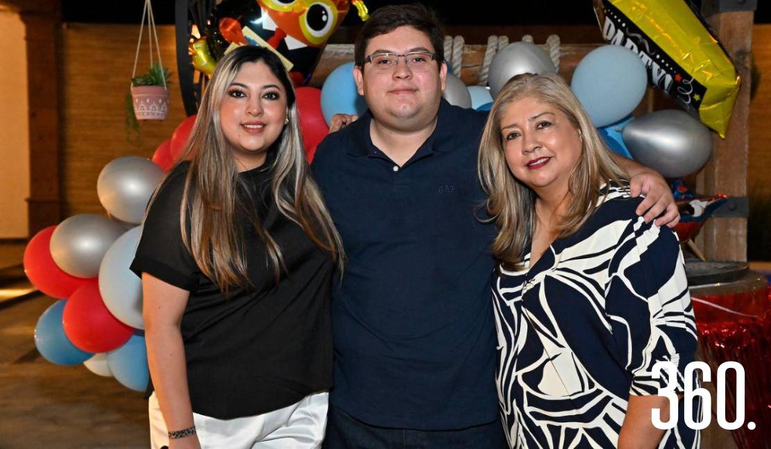 Raúl Héctor con su hermana, Gaby Fuentes, y su mamá, Gaby Hernández.
