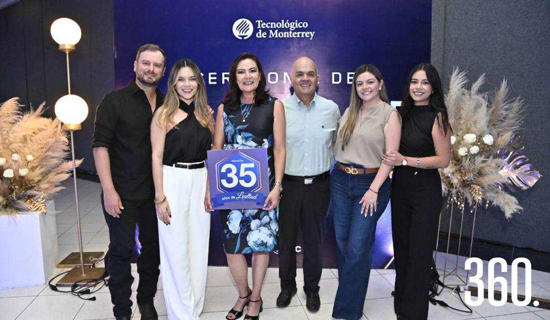Jaime de la Garza, Alejandra Torres, Gladys Ramos, Jesús, Gladys y Denisse Torres.