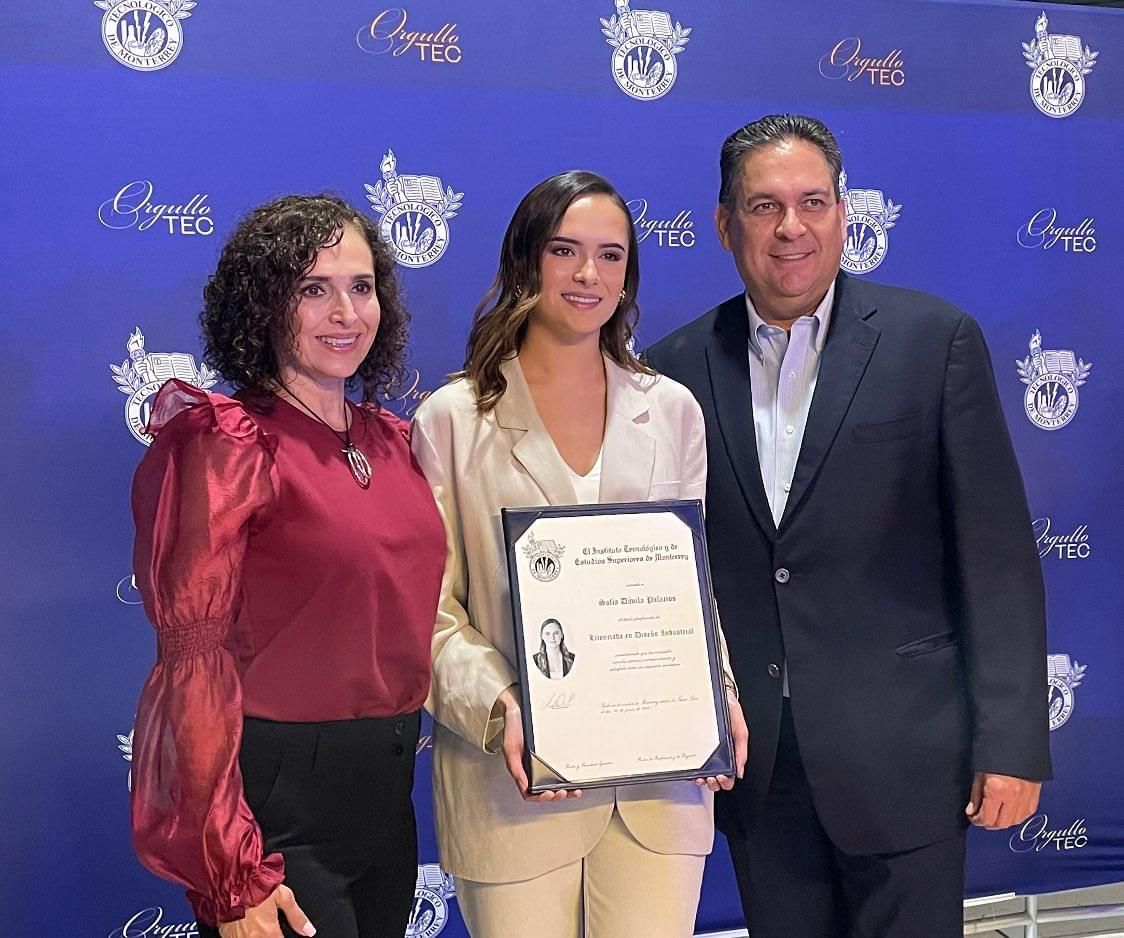 $!Sofía Dávila junto a sus padres.