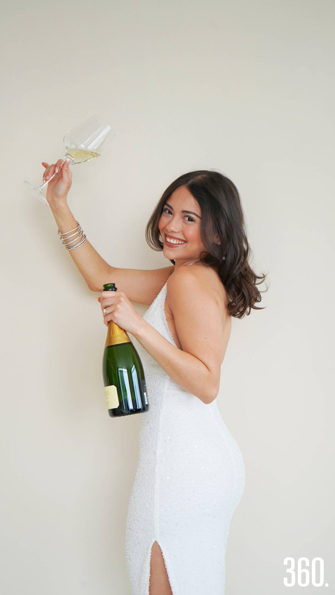 $!Con una copa en alto y una sonrisa plena, Mónica brinda por la vida que sigue y por el amor que siempre elige quedarse.