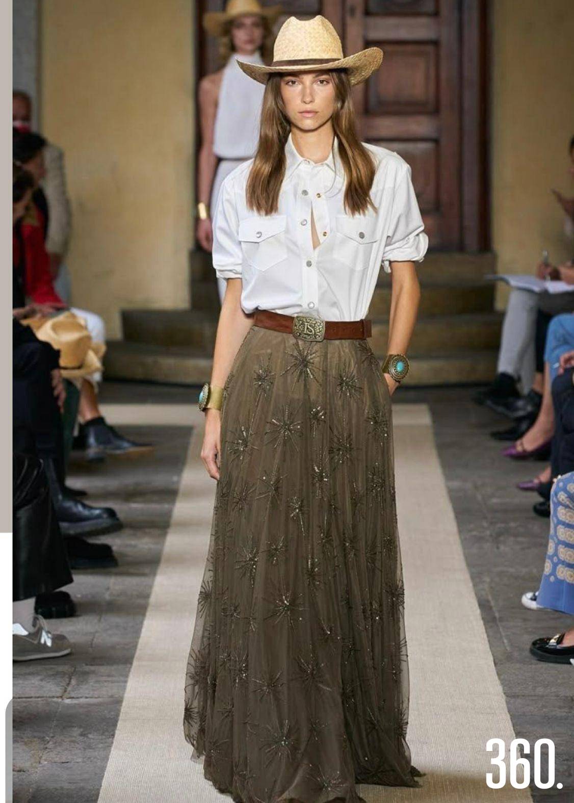 $!El verde tierno de la vid se cuela en vestidos, bolsos y pañuelos como recordatorio de la raíz que da vida al vino.