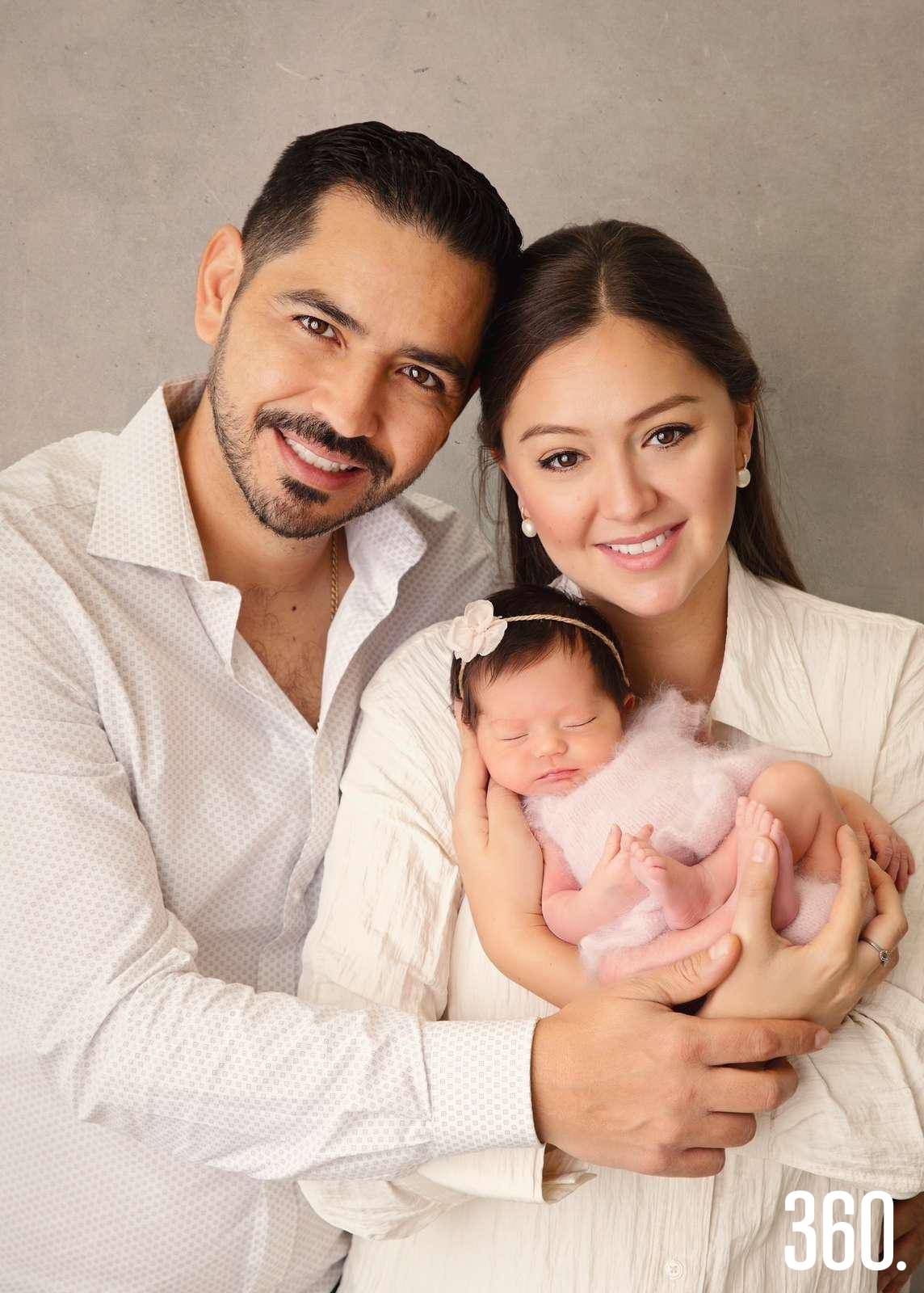 $!Con sus papás Domingo y Paty.