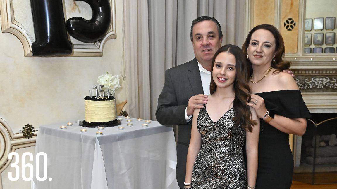 Anapaty con sus padres, Armando Boone y Gabriela Martínez.