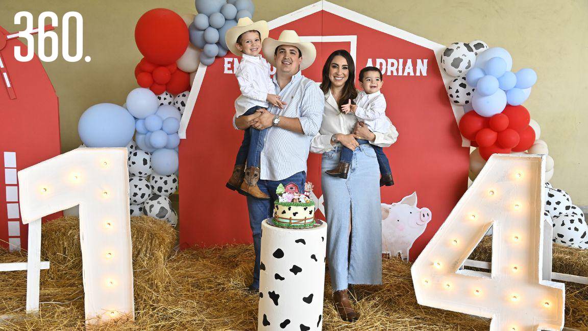 Adrián y Emilio con sus papás, Adrián Garza y Anabel Gutiérrez.