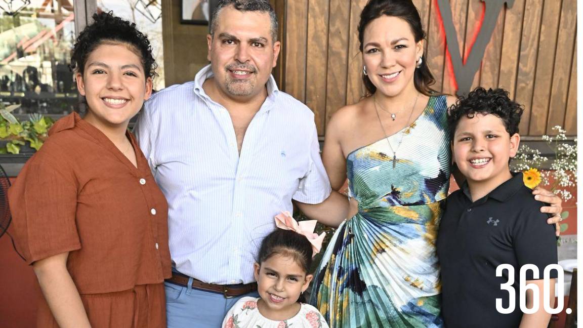 RECIBE JOSÉ PABLO ABUGARADE LA PRIMERA COMUNIÓN