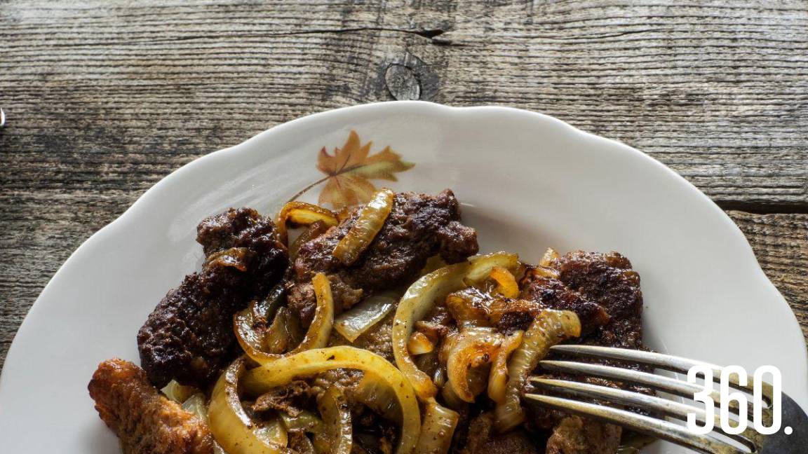 ¿RIÑONES HERVIDOS O HÍGADO ENCEBOLLADO?